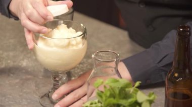 Cam kenarına bir şişe tutacağı, statik.