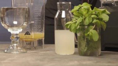 buz küpleri yukarıdan karıştırıcıya düşüyor