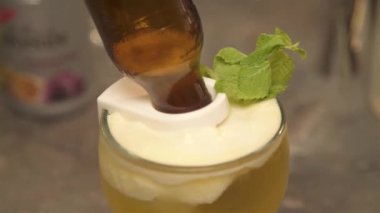 İçki yüzeyinde nane ve dik şişe.