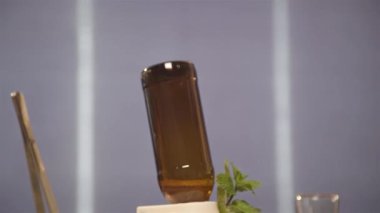 İçki yüzeyinde nane ve dik şişe.