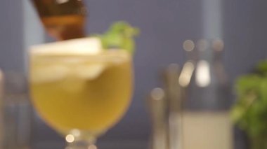 İçki yüzeyinde nane ve dik şişe. 