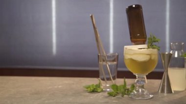  Masaya serpiştirilmiş nane yaprakları