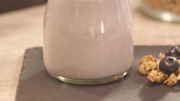 Glass Yogurt Blueberry Rack Focus Pedestal — Αρχείο Βίντεο