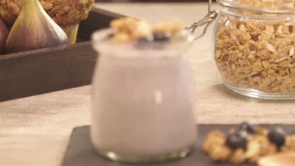 Glass Yogurt Napkin Blueberry Rack Focus Out — Αρχείο Βίντεο