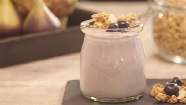 Glass Yogurt Granola Blueberry Slide Left — стоковое видео