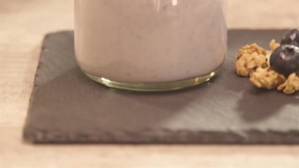Yogurt Glass Blueberry Rack Focus Pedestal — стоковое видео