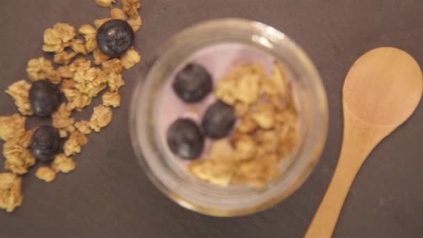 Bovenaanzicht Van Pot Yoghurt Met Garnering Statisch Rack Focus — Stockvideo