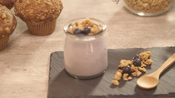 Γιαούρτι Ποτήρι Muffins Στο Τραπέζι Rack Focus — Αρχείο Βίντεο