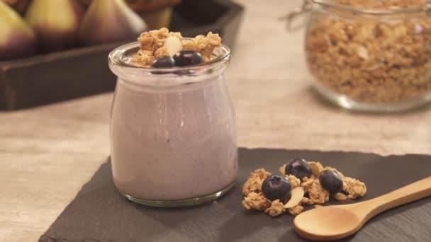 Yogurt Con Muesli Mirtilli Sopra Vetro Statico — Video Stock