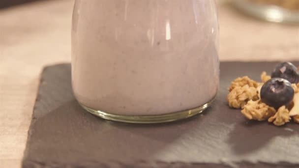 Yoghurt Met Granola Bosbessen Het Voetstuk Omhoog — Stockvideo