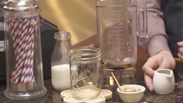 褐色的糖浆从锅里倒到搅拌机里 — 图库视频影像