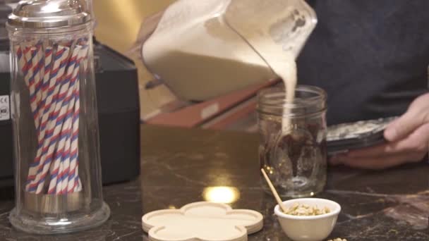 Minuman Campur Dituangkan Dalam Gelas — Stok Video