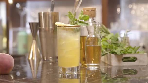 Ein Drink Mit Rosmarin Und Pfirsichen Obendrauf — Stockvideo
