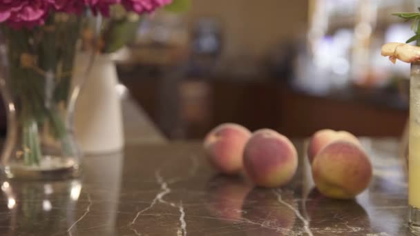 テーブルの上に桃とドリンクのガラス — ストック動画
