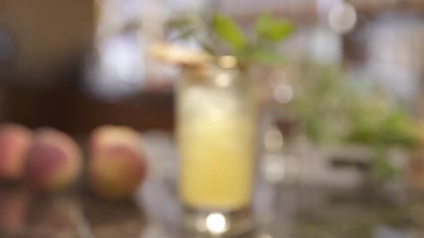 Copo Bebida Com Pêssego Alecrim Mesa — Vídeo de Stock