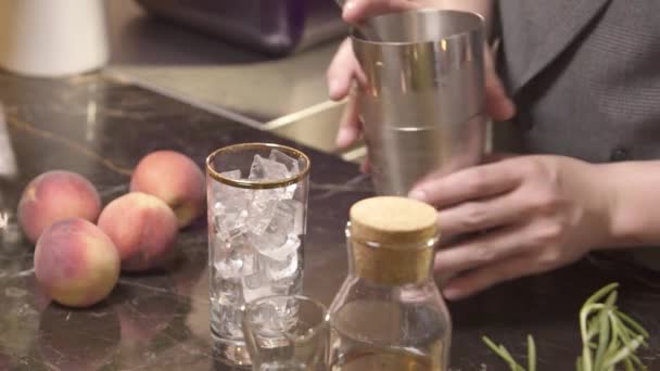 Pria Menuangkan Minuman Dalam Gelas — Stok Video