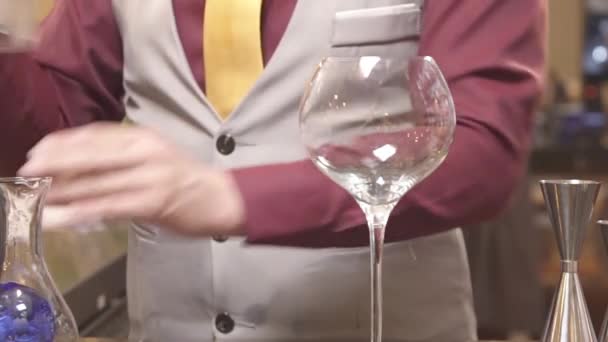 Muž Nalít Nápoj Sklenice Víno — Stock video