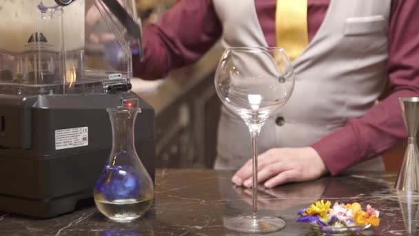Mann Schüttet Getränk Aus Dem Mixer Ins Glas — Stockvideo