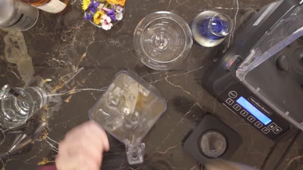 Tilikan Atas Pria Menuangkan Sendok Blender — Stok Video