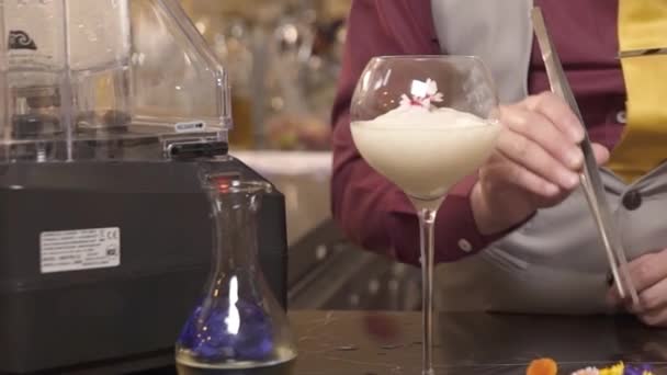 Man Using Tong Pick Flower Drink Panning — Vídeo de stock