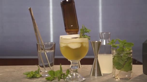 Eine Glasflasche Glasbecher Dolly Vorwärts — Stockvideo
