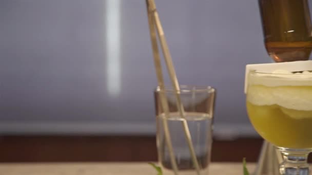 Пейте Стеклянной Бутылкой Сверху Мятой Слайд Вправо — стоковое видео