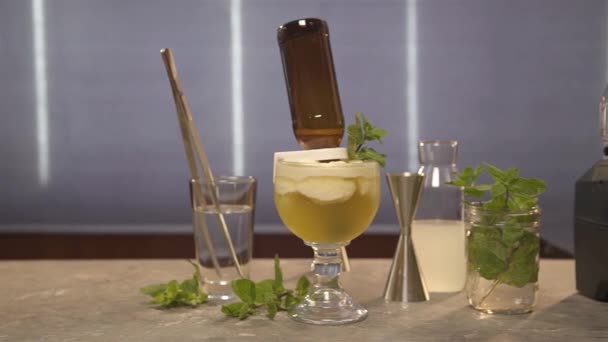 一杯带有酒瓶和薄荷的饮料 左边滑动 — 图库视频影像