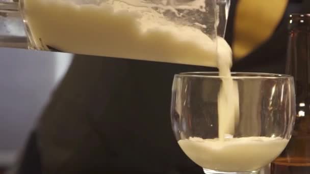 Handmixer Gießt Dann Das Glas Schwenken — Stockvideo