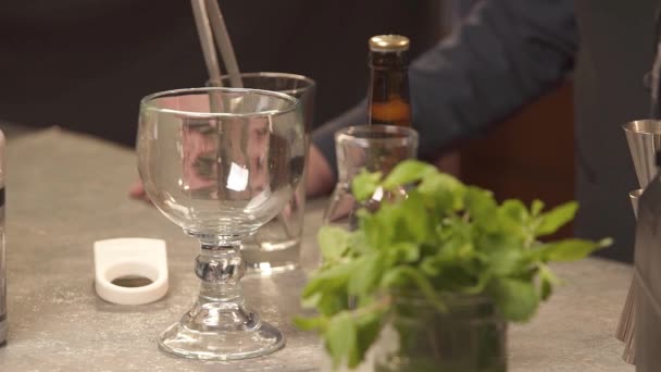Hand Gießt Ein Weißes Getränk Ins Glas Statisch — Stockvideo
