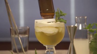 Bardağın içindeki Tong. Öndeki içkinin arkasındaki. 