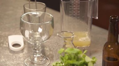 Şişeyi masaya bırak ve blender 'a buz koy.