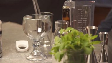 Şurup yukarıdan karıştırıcıya döküldü.