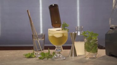 Masada nane şekerli dik bir şişe.