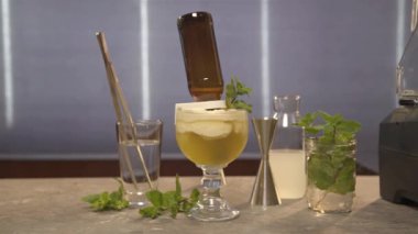 Masada nane şekerli dik bir şişe.