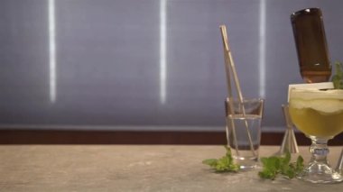 Masada nane şekerli dik bir şişe.