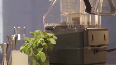 İçkinin üstünde baş aşağı duran şişe.