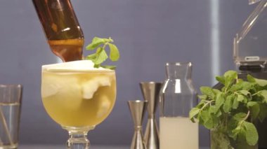 İçkinin üstünde baş aşağı duran şişe.