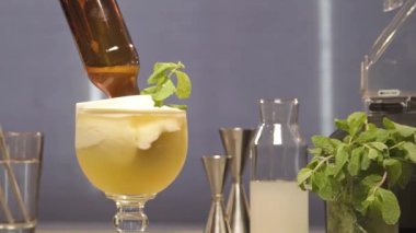 İçkinin üstünde baş aşağı duran şişe.