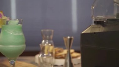 Ananas dilimli ve yapraklı yeşil içecek.