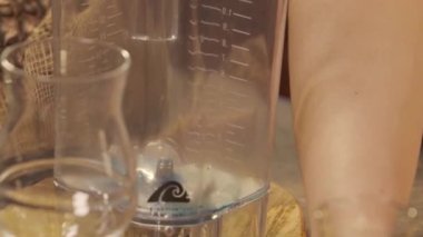 Cam şişeyi kaldırıp blender 'a dökün. 