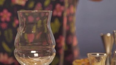 Bir dilim ananası ellerimle kestim.