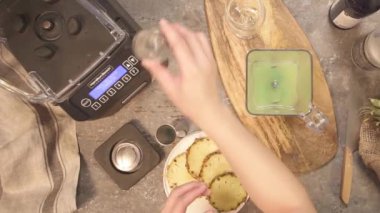 Eller blender üst görünümüne su döker
