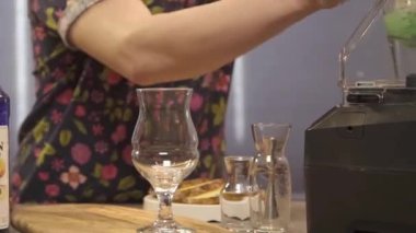 El çırpıcıyı karıştırıcıya koy