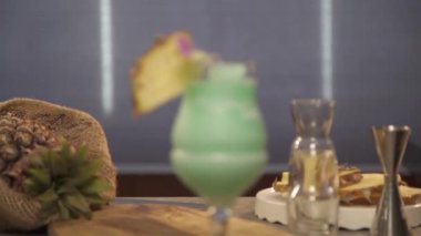 Bardakta ananas dilimi ve içecekte taç yaprağı
