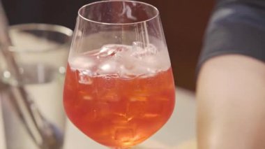 Kırmızı içeceğe soda dökün.