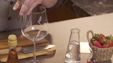 Jigger 'a kırmızı şurup dök