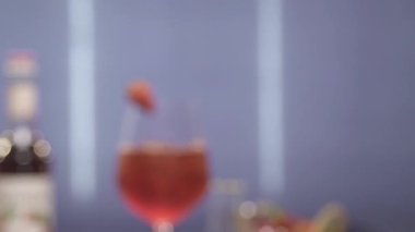 Buzlu kırmızı içecek ve bardakta çilek.
