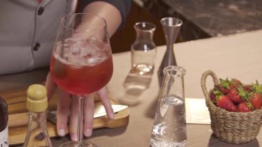 Bir kaşık içkiyle karıştır