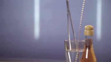 Masada iki şişe cam var.