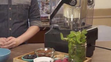 İnsan beklerken karıştırıcı karıştırılıyor.